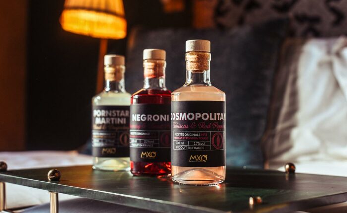 Cocktails MXO Spirit - Photo présentant les 3 premiers cocktails en bouteille sur un bar