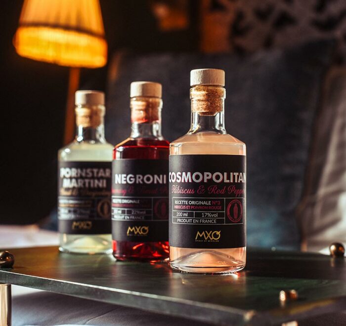 Cocktails MXO Spirit - Photo présentant les 3 premiers cocktails en bouteille sur un bar