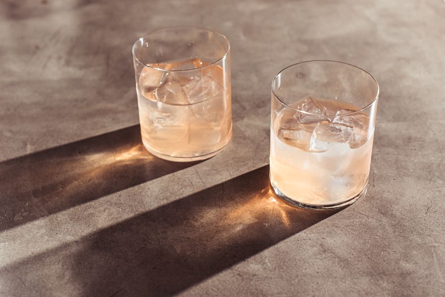 deux verres de cosmopolitan servis au soleil avec leur ombre