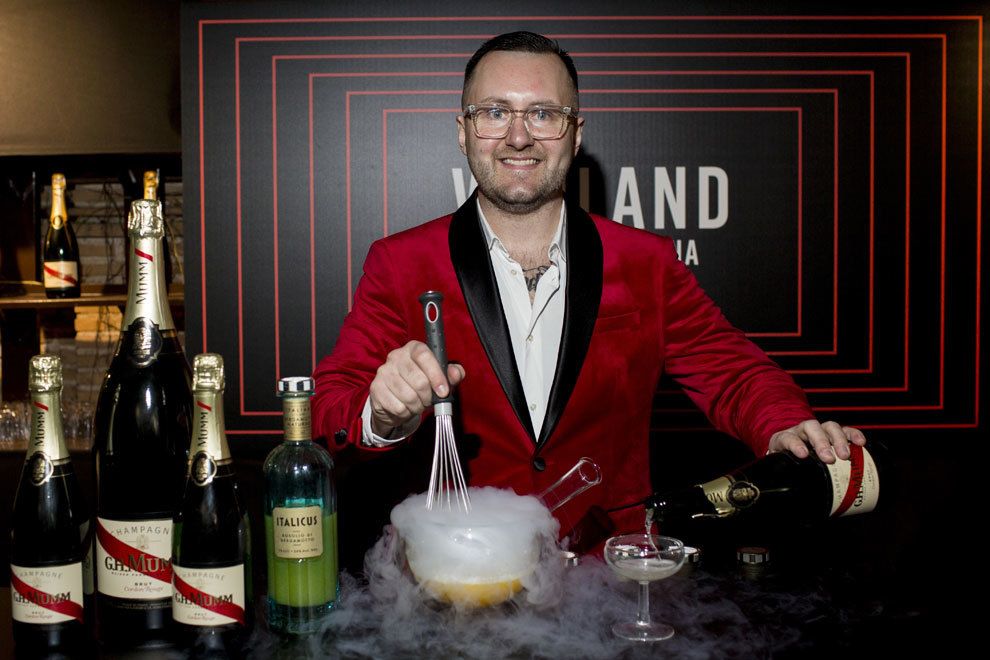 barman alex kratena qui concocte un nouveau cocktail avec de la fumée