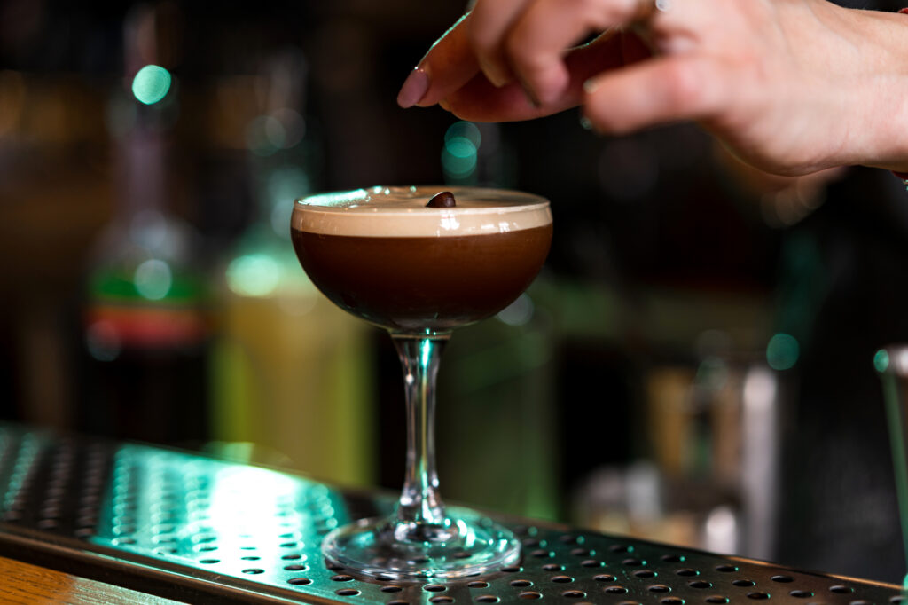 café cocktail préparé par un barman : espresso martini avec grain de café