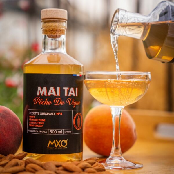 Bouteille de cocktail Mai Tai servi en cocktail dans un verre