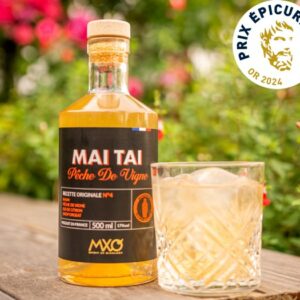 Cocktail Mai Tai à la pêche de vigne sur une table au soleil